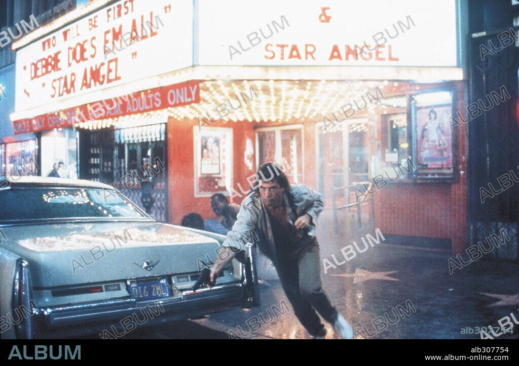 MEL GIBSON in LETHAL WEAPON, 1987, directed by RICHARD DONNER. Copyright WARNER BROTHERS.