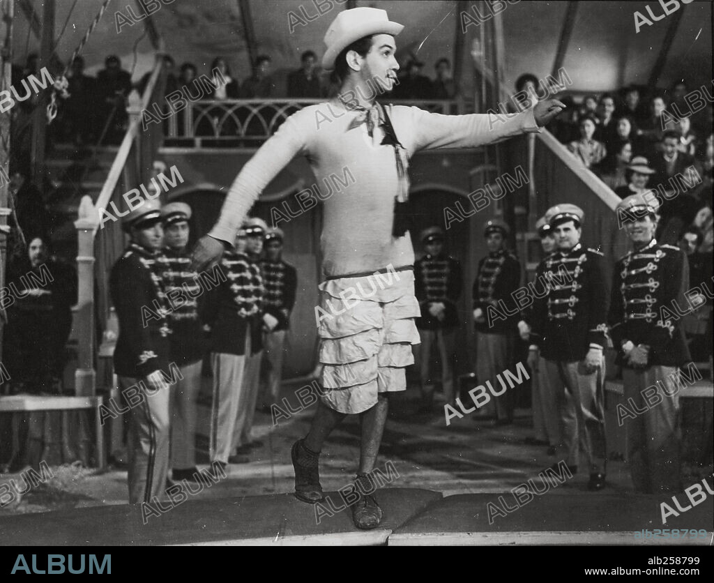 CANTINFLAS in EL CIRCO, 1943, directed by MIGUEL M. DELGADO. Copyright POSA FILMS, S.A.