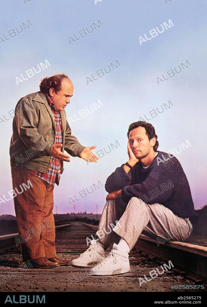 BILLY CRYSTAL y DANNY DEVITO en TIRA A MAMÁ DEL TREN, 1987 (THROW MOMMA FROM THE TRAIN), dirigida por DANNY DEVITO. Copyright ORION PICTURES.