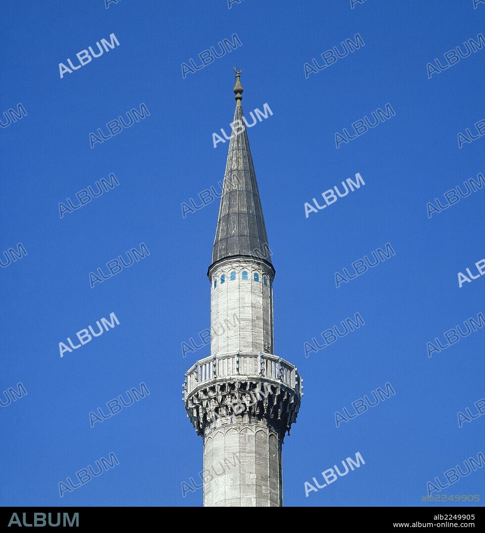 MIMAR SINAN. ARTE ISLAMICO-ESTILO OTOMANO. TURQUIA. Detalle de la parte  superior de un MINARETE de la SÜLEYMANIYE CAMII, coronado por un cono y un  balcón (1550-1557). ESTA - Album alb2249905