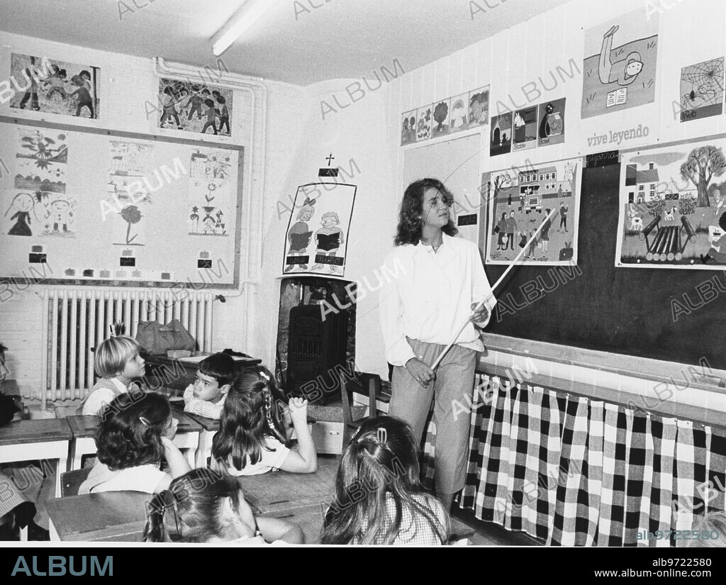 La Infanta Elena dando clase en el colegio Santa María del Camino - Album  alb9722580