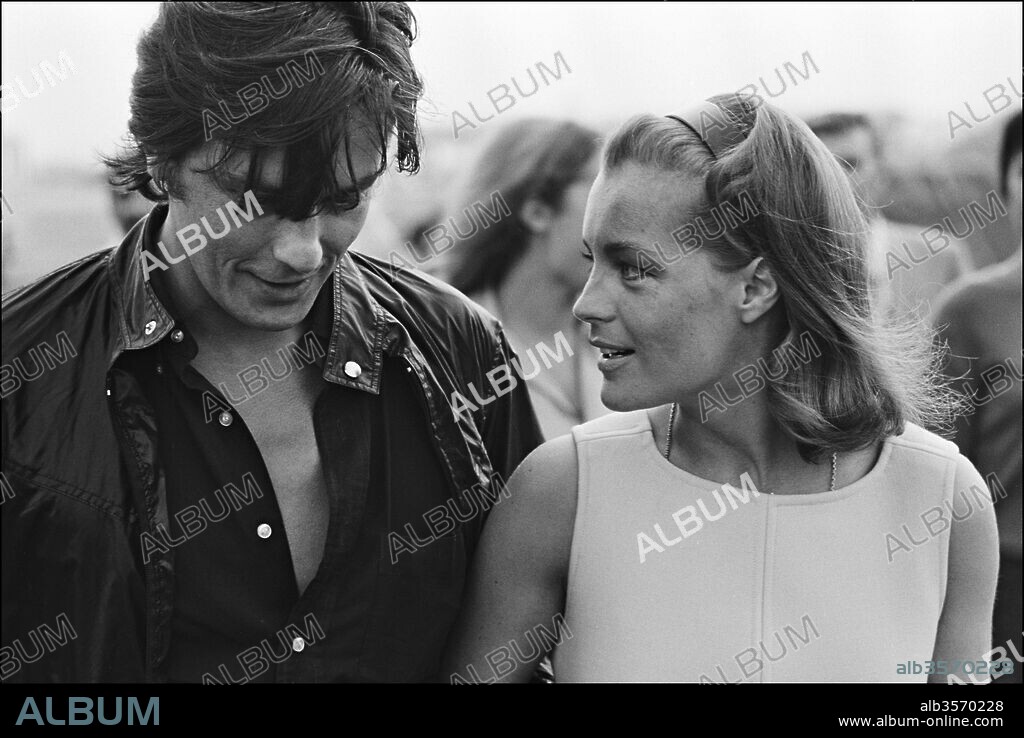 ALAIN DELON et ROMY SCHNEIDER dans LA PISCINE, 1969, réalisé par JACQUES DERAY. Copyright S.N.C/TRITONE.