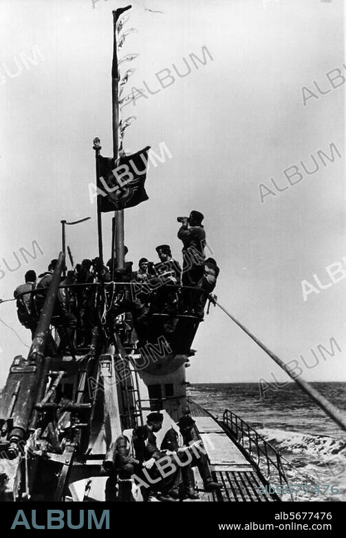 Geschichte / 2. Weltkrieg /. Krieg zur See. Deutsche Kriegsmarine:. Die Besatzung des U-Bootes von Kapitänleutnant Mohr im Turm, kurz vor dem Einlaufen in den Heimathafen. Foto, 1. Oktober 1942.