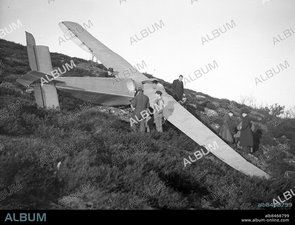 Göteborg - 1936-12-23 - Flygplan kraschar på en höjd - höjden är den lilla knalle som kallades för Snäckeberget och som ligger vid Torslanda flygfält - Idag ligger det gamla flygtornet här - piloten hette Douglas Hamilton och han råkade i spinn med denna Junkers K16 och slog i backen - Hamilton kom över händelsen med ett bnrutet ben och ett lättare krossår i huvudet - alltså relativt lätta skador - *** Local Caption *** GT Låda 1936-dec-01. KAMERAREPORTAGE.