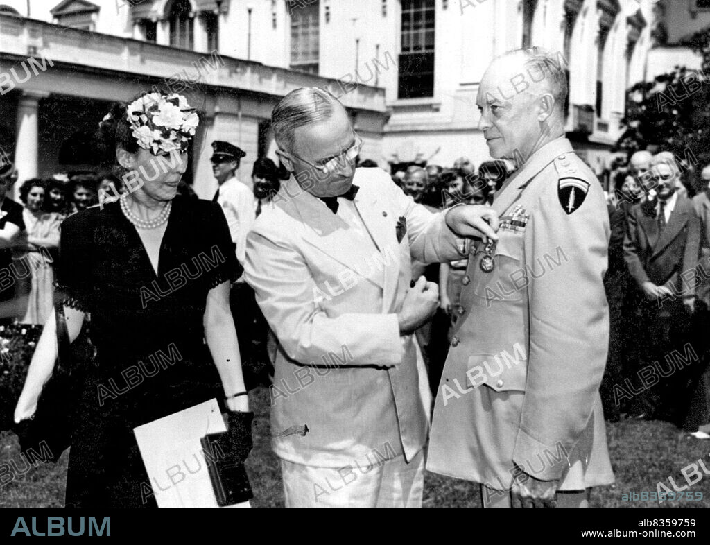 President Truman Decorates Eisenhower - In a brief ceremony at the White  House, President Harry S. Truman presents the distinguished Service Medal  (his third) to general D - Album alb8359759