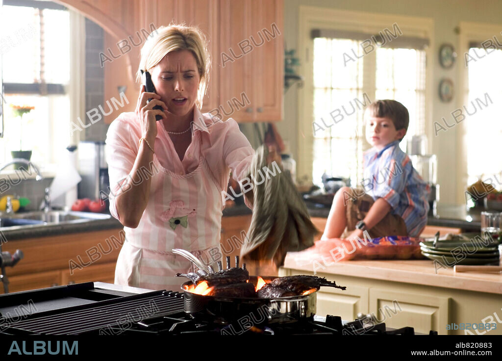 AARON MICHAEL DROZIN and TEA LEONI in FUN WITH DICK AND JANE, 2005, directed by DEAN PARISOT. Copyright COLUMBIA PICTURES / NELSON, RALPH.