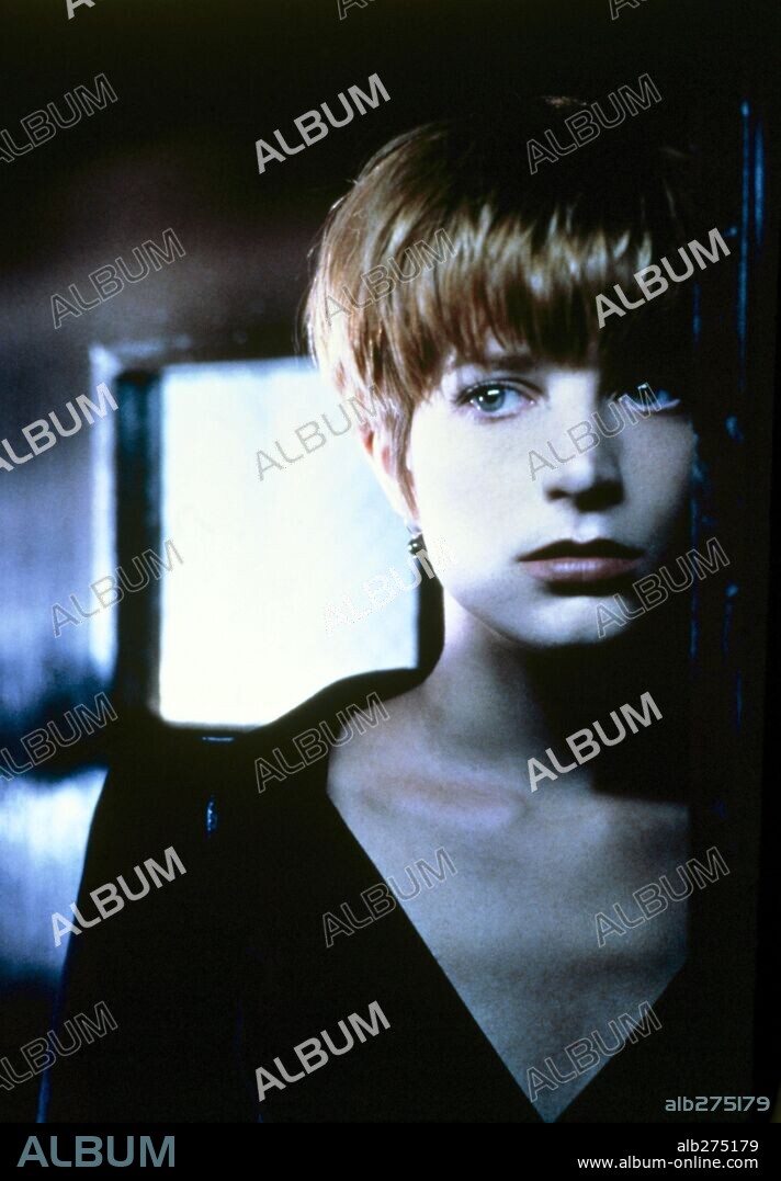 BRIDGET FONDA in SINGLE WHITE FEMALE, 1992, directed by BARBET SCHROEDER. Copyright COLUMBIA TRI STAR.