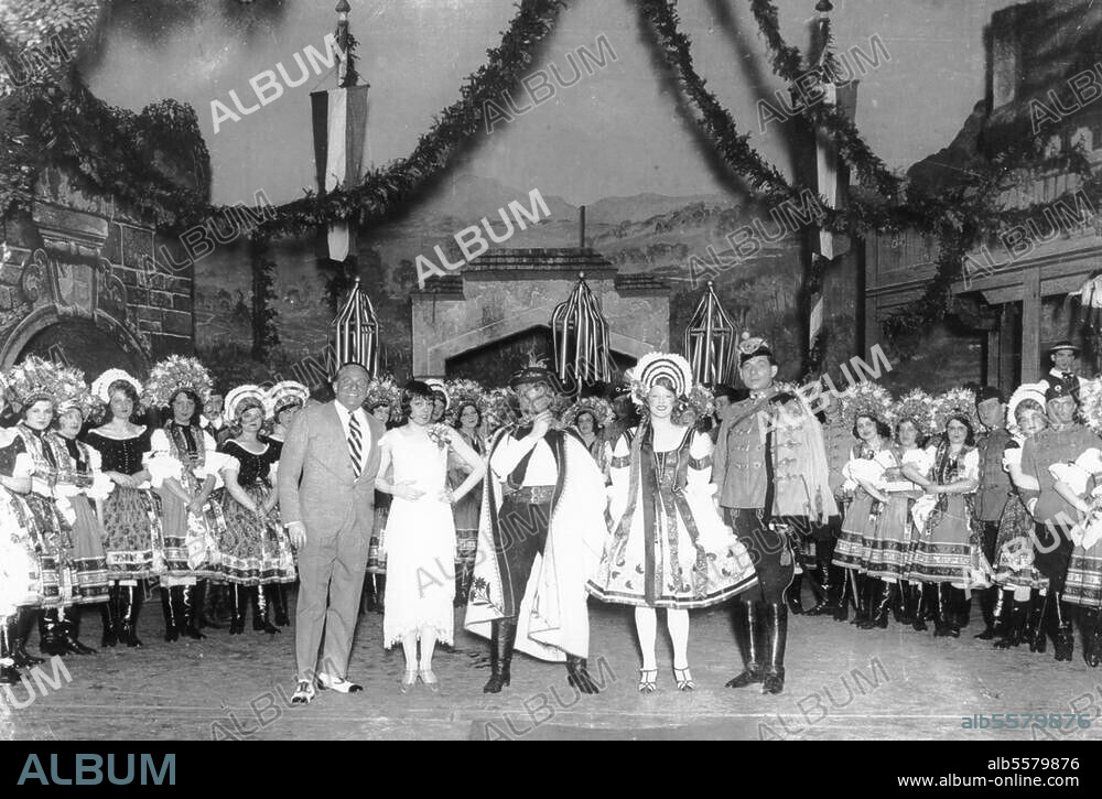 Abraham, Paul composer, 1892-1960. Works: Victoria und ihr Husar. Operetta; first performed in Vienna, 1930. Casting picture with Lizzi Waldmüller and Oskar Denes. Photo, Vienna 23/12/1930.