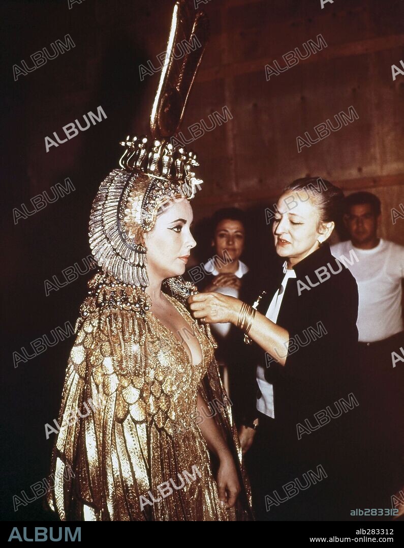 ELIZABETH TAYLOR und IRENE SHARAFF in CLEOPATRA, 1963, unter der Regie von JOSEPH L. MANKIEWICZ. Copyright 20TH CENTURY FOX.