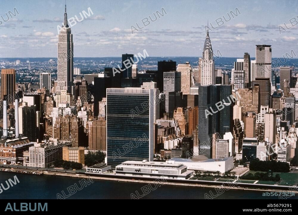 New York (USA), United Nations Headquarters am East River zwischen 42. und 48. Straße. Blick über den East River auf das UNO-Hauptquartier. Foto, 1985 (Y.Nagata).