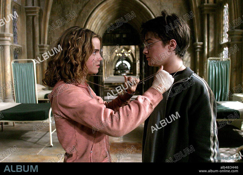 DANIEL RADCLIFFE and EMMA WATSON in HARRY POTTER AND THE PRISONER OF AZKABAN, 2004, directed by ALFONSO CUARON. Copyright WARNER BROS. PICTURES / CLOSE, MURRAY.