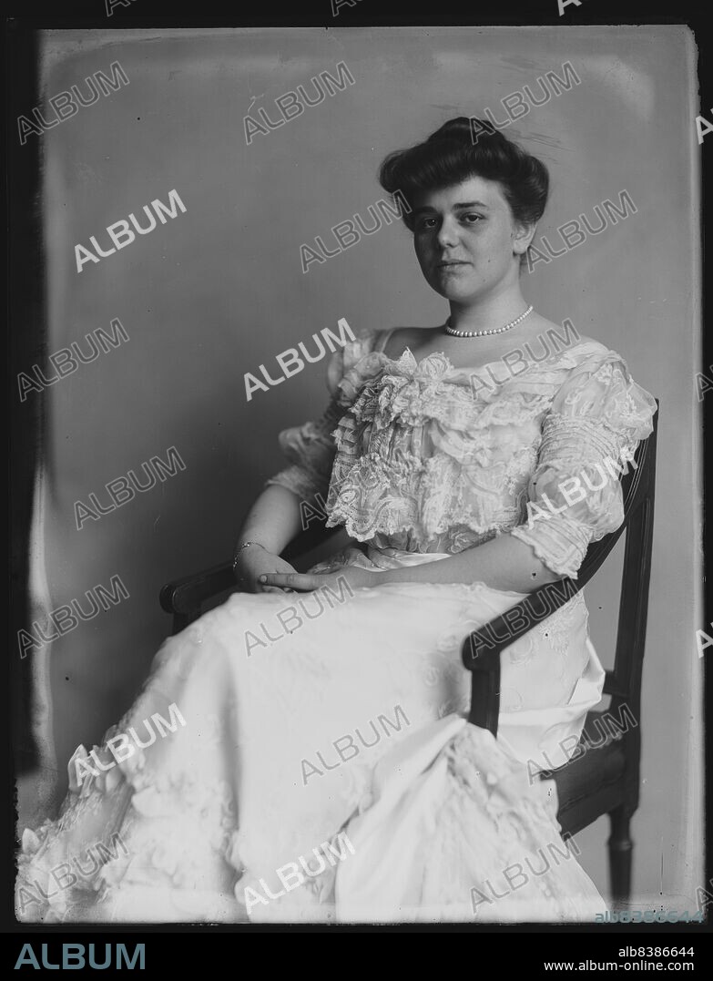 FRANCES BENJAMIN JOHNSTON. Miss Alice Hay, between 1890 and 1920. Creator:  Frances Benjamin Johnston. - Album alb8386644