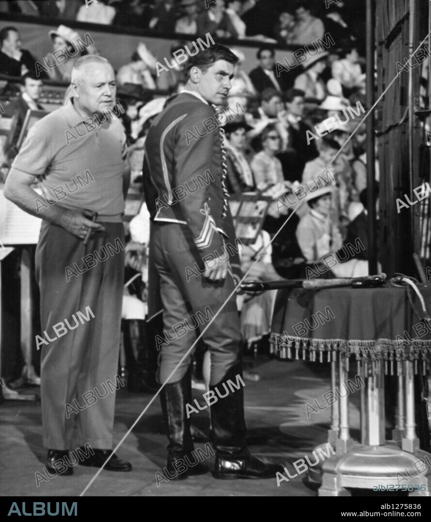 HENRY HATHAWAY in CIRCUS WORLD, 1964, directed by HENRY HATHAWAY. Copyright PARAMOUNT PICTURES. Ensayo de una escena de la película.