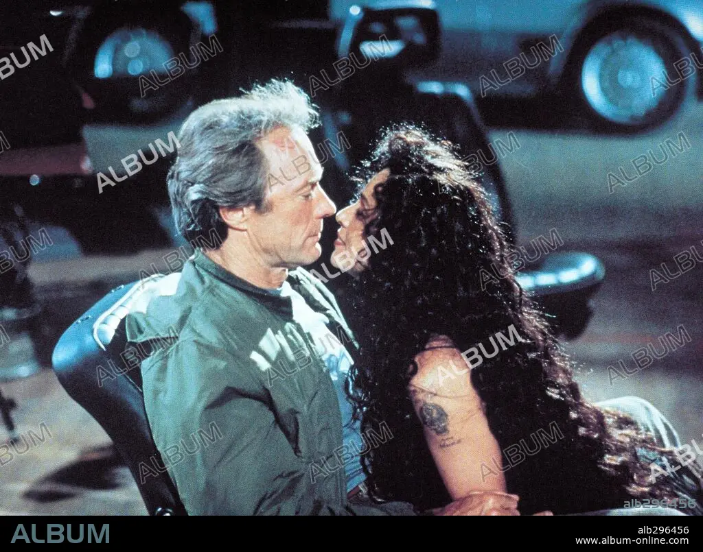 CLINT EASTWOOD and SONIA BRAGA in THE ROOKIE, 1990, directed by CLINT  EASTWOOD. Copyright WARNER BROTHERS. - Album alb296456