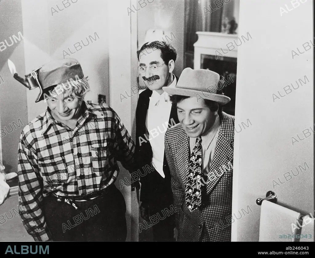 CHICO MARX, GROUCHO MARX, HARPO MARX y THE MARX BROTHERS en EL HOTEL DE LOS  LÍOS, 1938 (ROOM SERVICE), dirigida por WILLIAM A. SEITER. Copyright RKO. -  Album alb246043