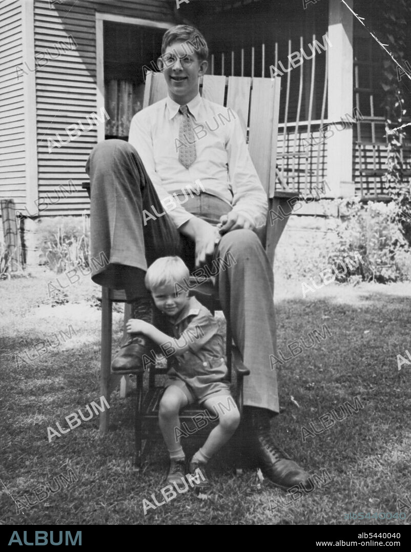 Big Bob And His Little Brother. This Exclusive picture show Robert Wadlow,  18 year old Giant who is still growing sprawled in his specially built  chair while his little br - Album alb5440040