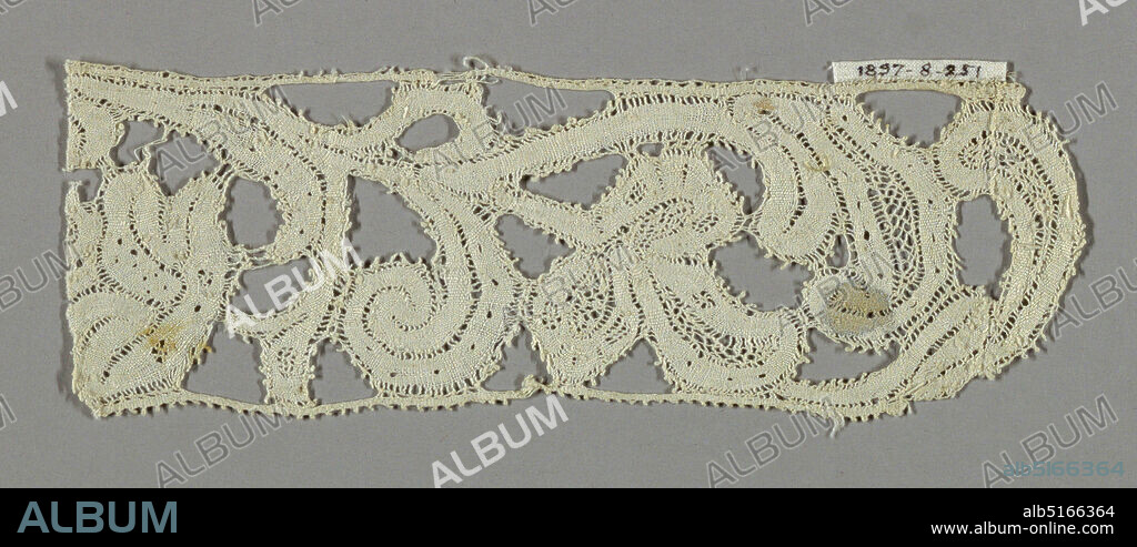Bobbin lace tape lace