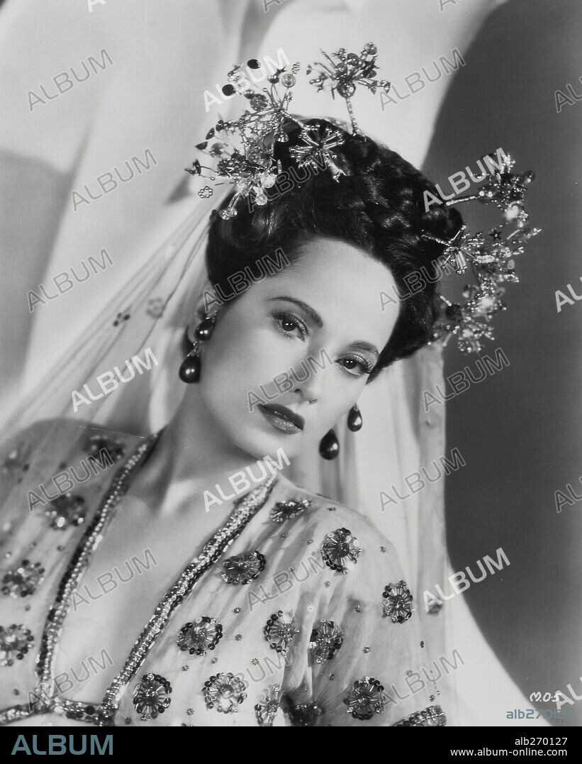 MERLE OBERON.  1945