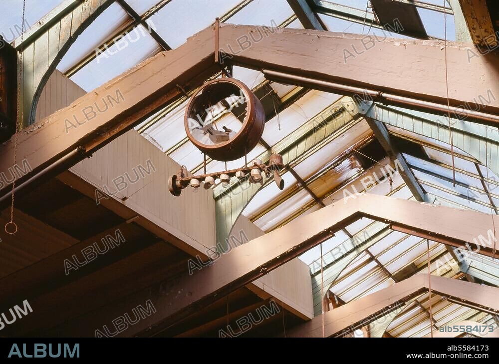 Luckenwalde (Brandenburg), former Hat Factory Friedrich Steinberg, Herrmann & Co. (built 1921-1923; Arch.: Erich Mendelsohn). Interior view: Roof construction. Photo, 2003.