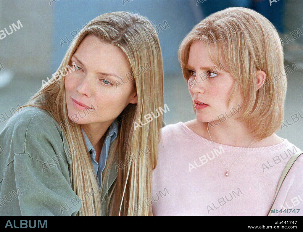 ALISON LOHMAN and MICHELLE PFEIFFER in WHITE OLEANDER, 2002, directed by  PETER KOSMINSKY. Copyright WARNER BROS. PICTURES / ZINK, VIVIAN. - Album  alb441747