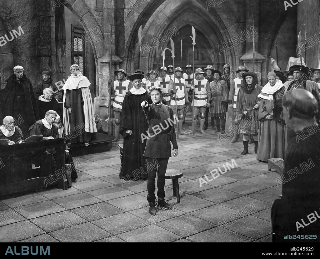 INGRID BERGMAN in JOAN OF ARC, 1948, directed by VICTOR FLEMING. Copyright UNITED ARTISTS.