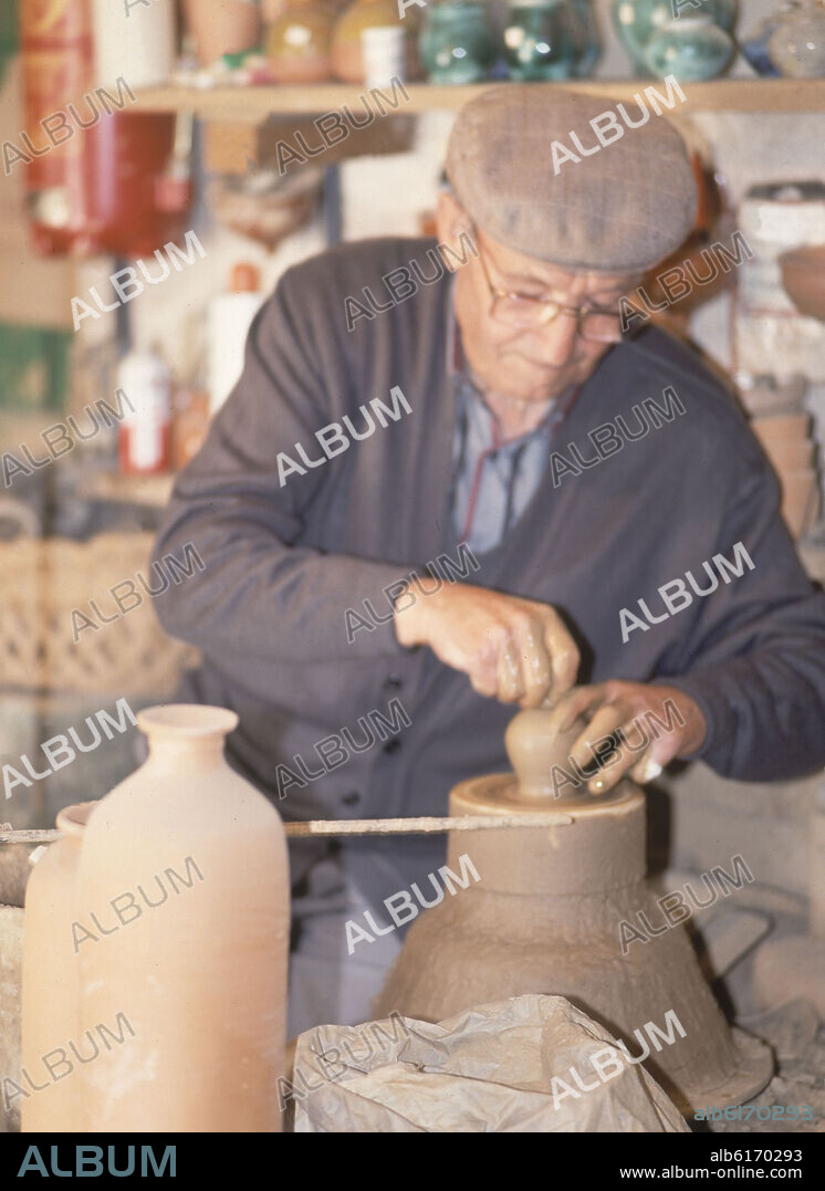 JESUS GUERRA (SIGLO XX) ALFARERO. EL ALFARERO NICOLAS GUERRA HACIENDO ...