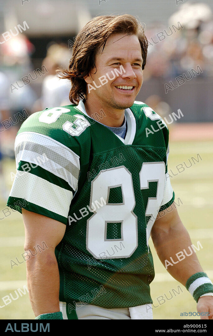 MARK WAHLBERG in INVINCIBLE, 2006, unter der Regie von ERICSON CORE. Copyright WALT DISNEY PICTURES / PHILLIPS, RON.