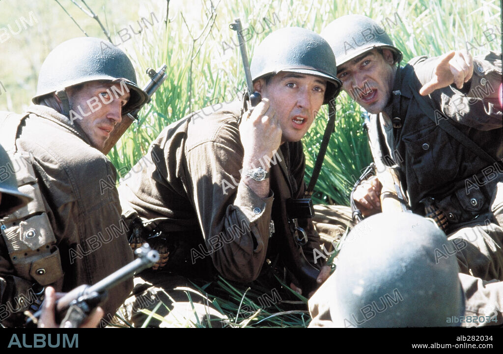 BEN CHAPLIN, JIM CAVIEZEL y JOHN CUSACK en LA DELGADA LÍNEA ROJA, 1998 (THE THIN RED LINE), dirigida por TERRENCE MALICK. Copyright 20TH CENTURY FOX / WALLACE, MERIE W.