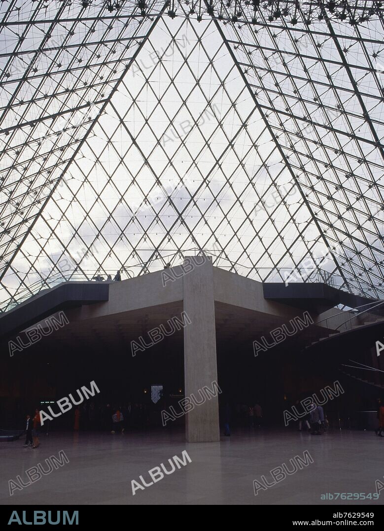 IEOH MING PEI. EXTERIOR-INTERIOR DE LA PIRAMIDE-ENTRADA AL MUSEO-HALL NAPOLEON-DISTRIBUIDOR.