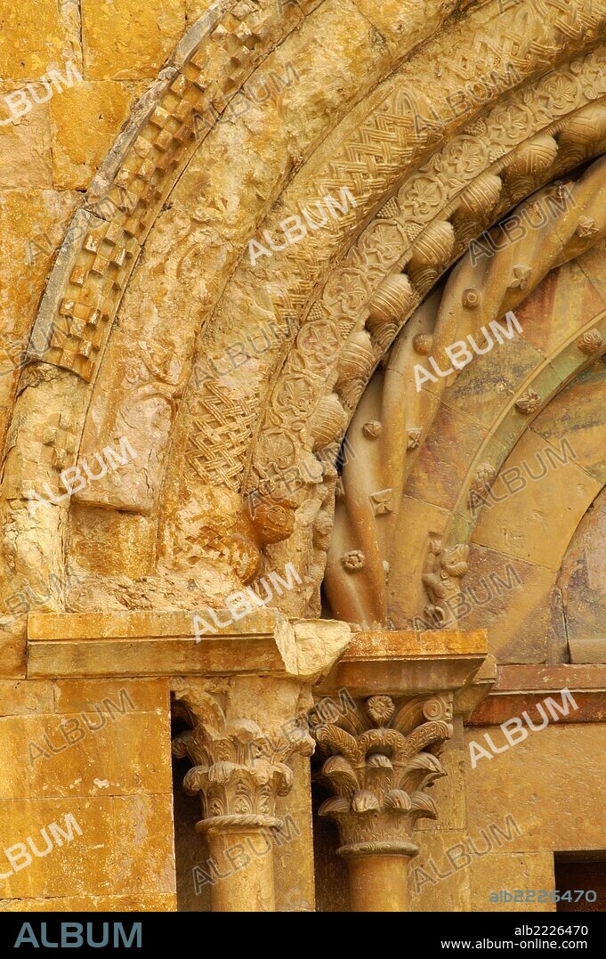 Arquivoltas de la portada occidental.Monasterio de Santa Maria(Romanico s.XII).Lladó.Alto Ampurdan.Girona. España.