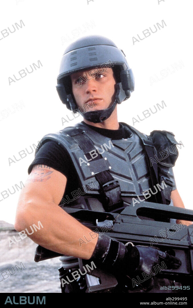 CASPER VAN DIEN in STARSHIP TROOPERS, 1997, directed by PAUL VERHOEVEN. Copyright COLUMBIA TRI STAR.