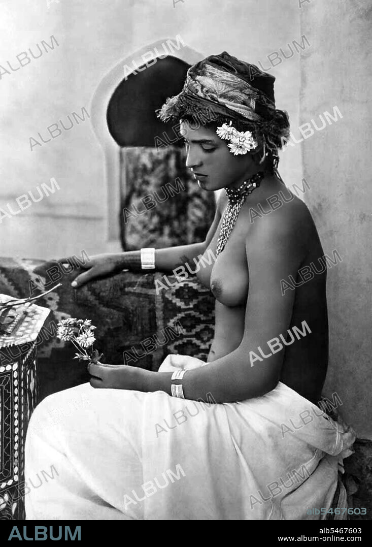 A young Tunisian woman, naked from the waist upwards, Lehnert & Landrock,  c. 1920. - Album alb5467603