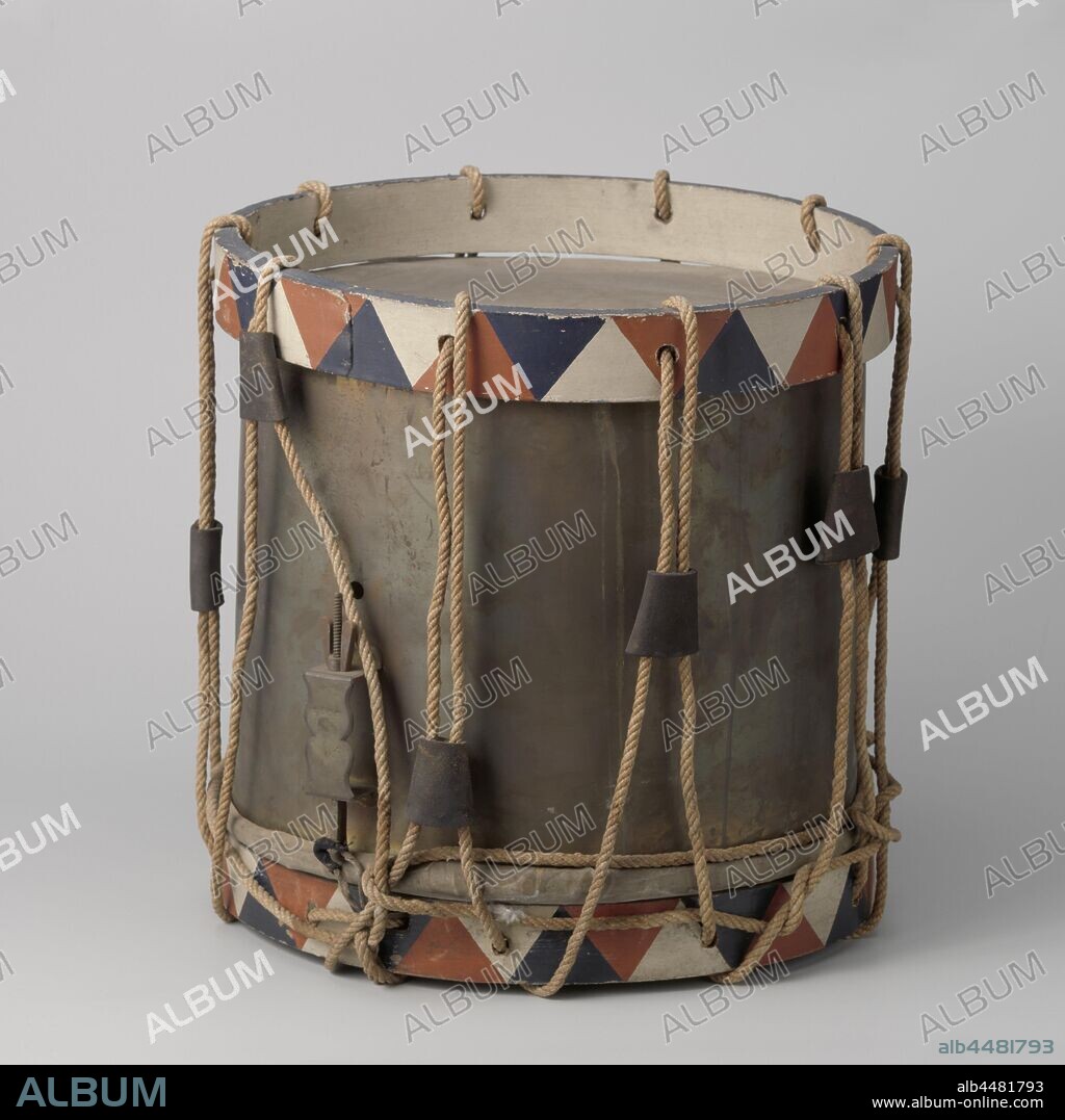 Drum, old model of the militia, Drum of the militia. The brass bowl is fitted with a calfskin on both sides, held by a hoop and tensioned by means of a tensioning cord with pullers and screws. Both hoops are decorated with a motif of triangles in the colors red, white and blue. With engraved numbers: 1853-5., anonymous, Netherlands, 1853, ketel, hoepel, spankoorden, h 43.5 cm × d 44 cm × h 425 mm × d 410 mm.