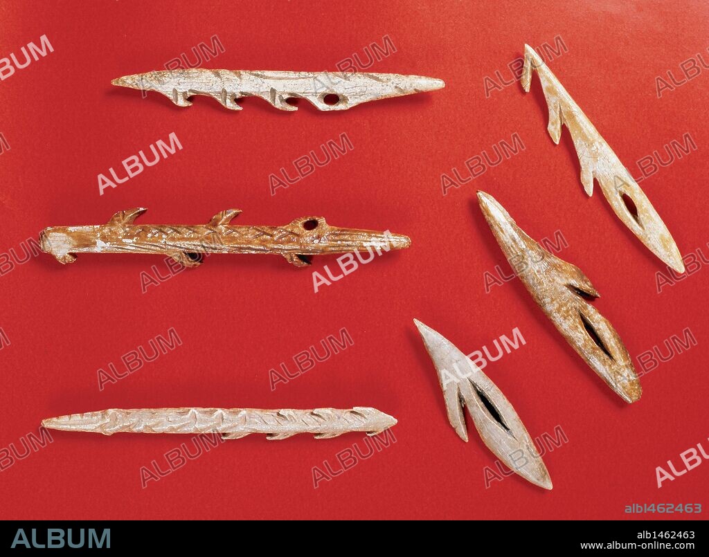 ARTE PREHISTORIA-PALEOLITICO. ESPAÑA. ARPONES AZILIENSES (MESOLITICO CANTABRO). Procedentes de la Cueva de El Piélago (parte superior), ARPONES MAGDALENIANOS (PALEOLITICO SUPERIOR) procedentes de la Cueva del Pendo (parte inferior). Museo Regional de Prehistoria y Arqueología. Santander. Cantabria.