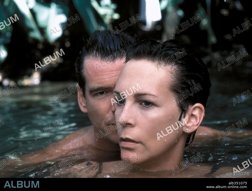 JAMIE LEE CURTIS and PIERCE BROSNAN in THE TAILOR OF PANAMA, 2001, directed by JOHN BOORMAN. Copyright COLUMBIA PICTURES / HESSION, JONATHAN.