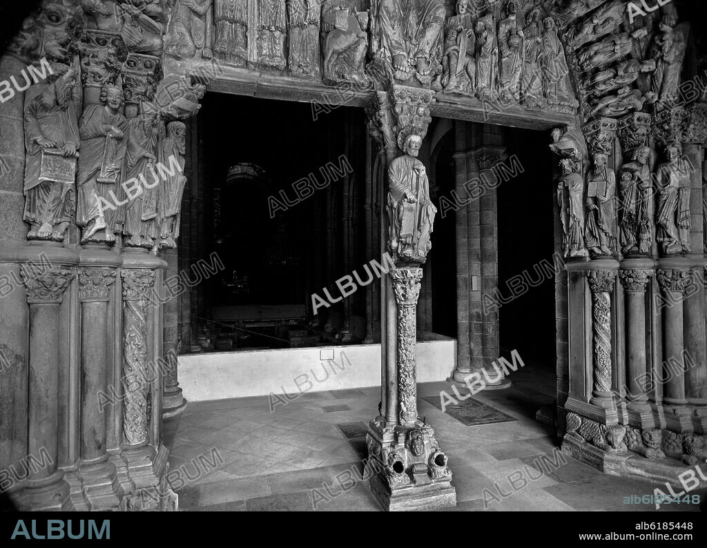 MASTER MATEO. EL APOSTOL SANTIAGO EN EL PARTELUZ DEL PORTICO DE LA GLORIA - SIGLO XII - ROMANICO ESPAÑOL - FOTOGRAFIA EN BLANCO Y NEGRO - AÑOS 50- EXCAVACION ARQUEO.