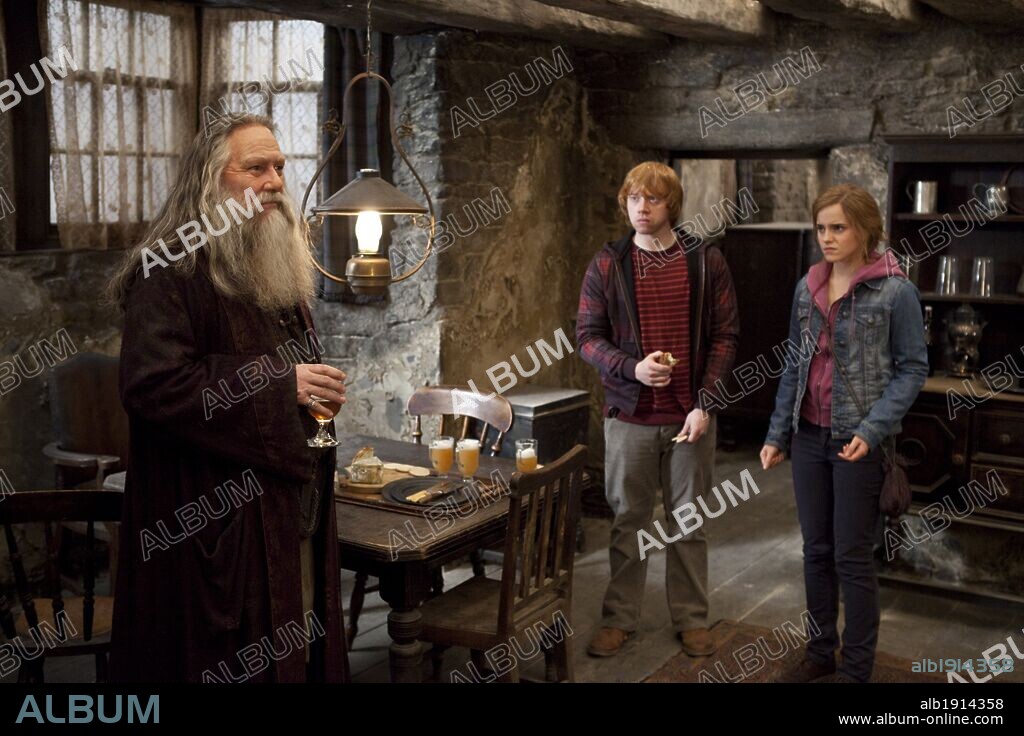 CIARAN HINDS, EMMA WATSON and RUPERT GRINT in HARRY POTTER AND THE DEATHLY HALLOWS: PART 2, 2011, directed by DAVID YATES. Copyright WARNER BROS. PICTURES.