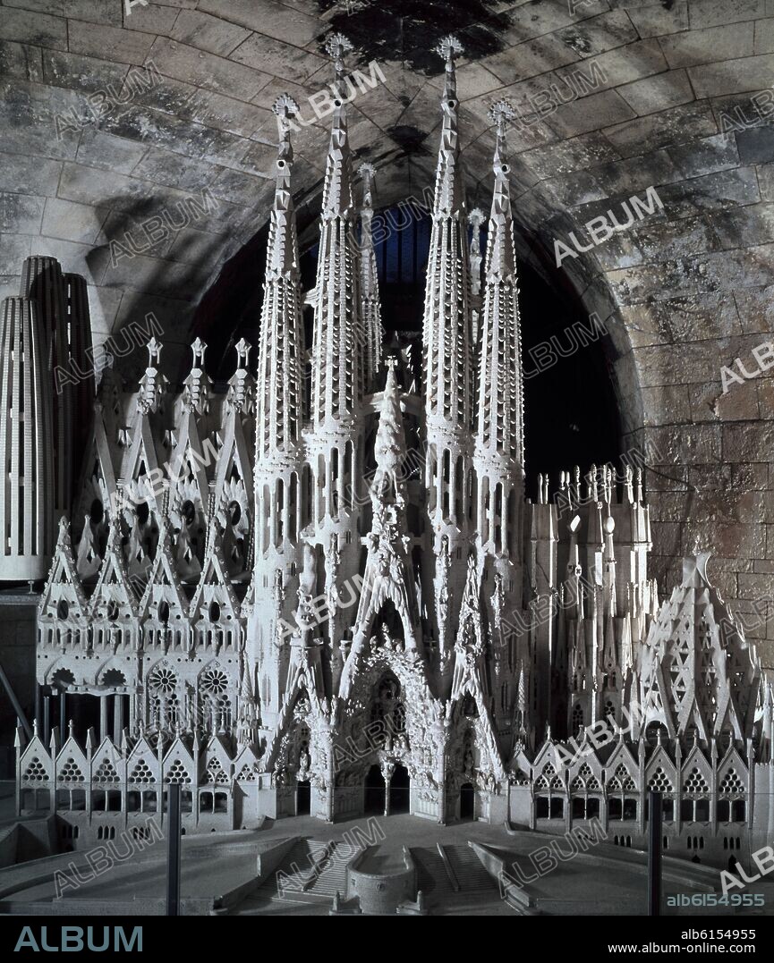 ANTONI GAUDÍ. MAQUETA DE LA SAGRADA FAMILIA.