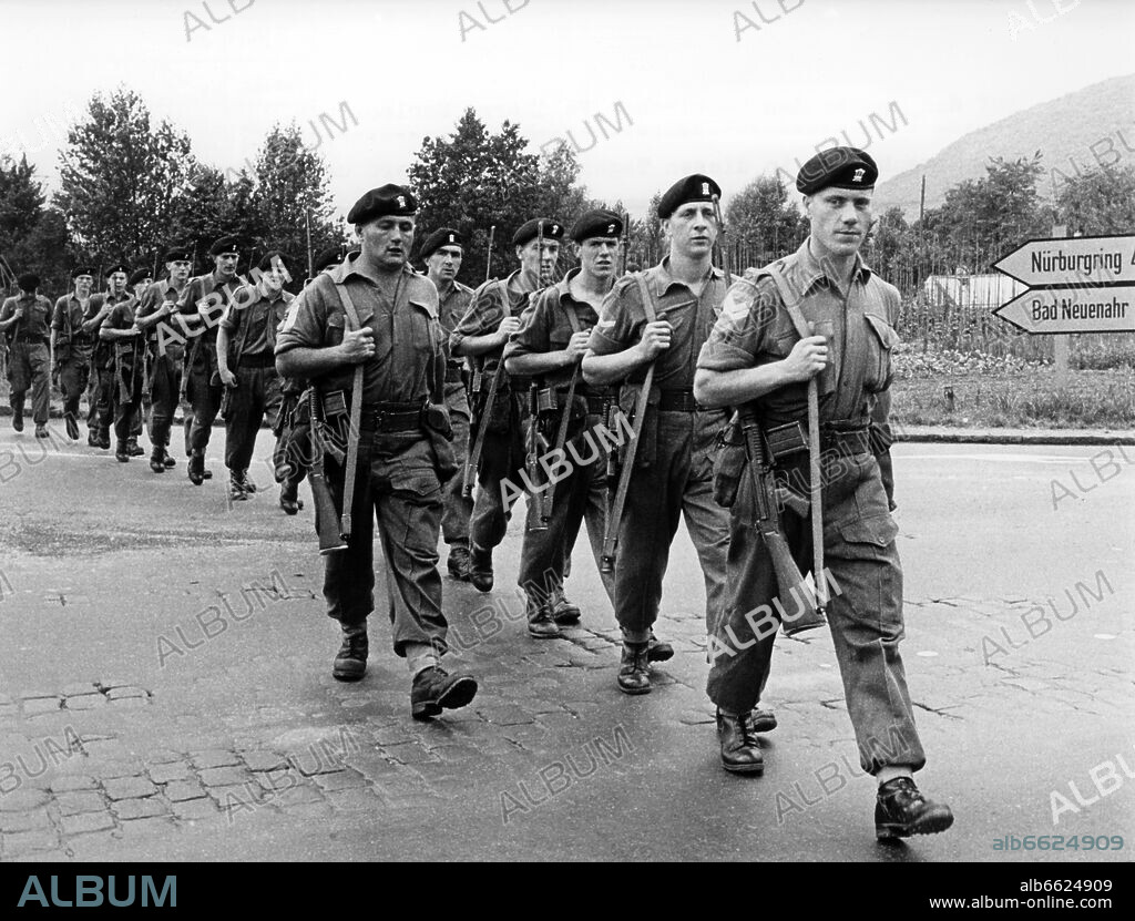 Soldiers of the British army, stationed in Germany, march through Ahrweiler on the 21st of July in 1961.
They want to repeat the historical march of the Allied German and Dutch armies under the Duke of Marlborough from 1704.
The route from Bedburg near Cologne to Blenheim (Hoechststaedt at the Danube) in Bavaria is about 645 kilometres long. 21/07/1961