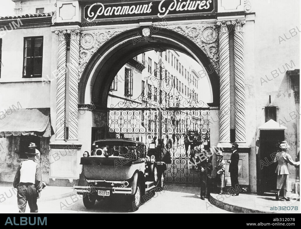 FILM HISTORY: PARAMOUNT PICTURES. Estudio Paramount. "The Bronson Gate", la puerta más célebre de Hollywood, que da acceso al estudio Paramount. Así se mostró en 1950 en la película "El crepúsculo de los dioses".