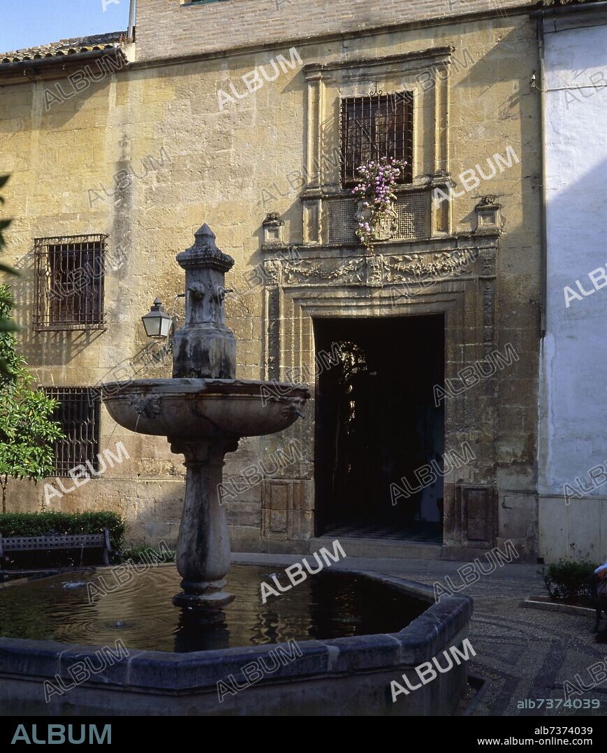 FUENTE Y FACHADA DEL PALACIO DE LOS LUNA DEL SIGLO XVI EN LA PLAZA DE SAN ANDRES DE CORDOBA.