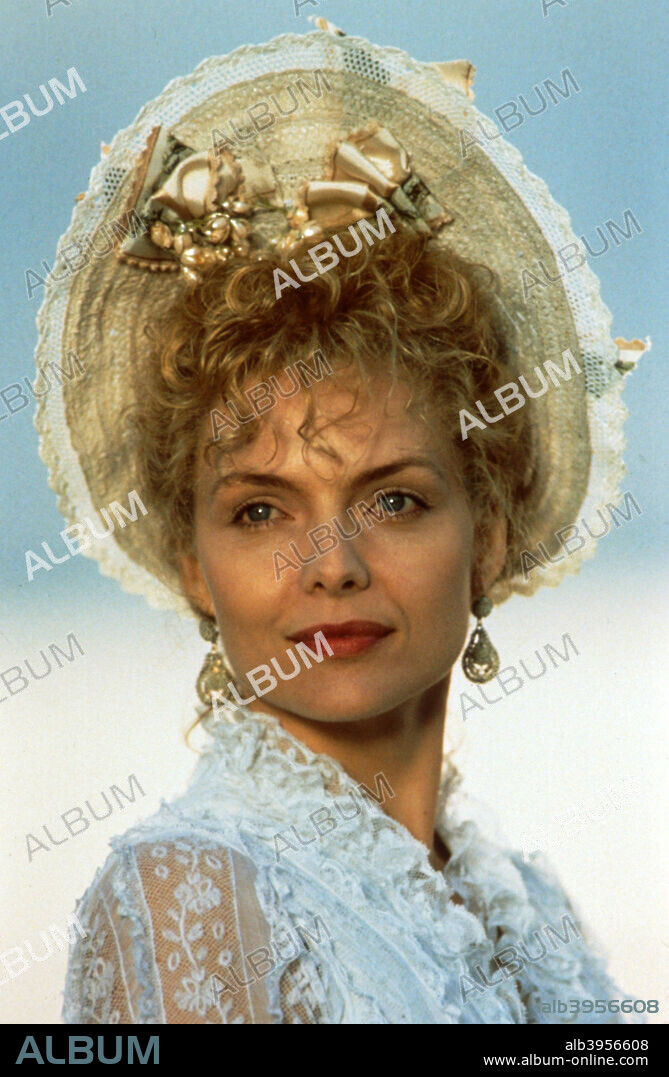 MICHELLE PFEIFFER in THE AGE OF INNOCENCE, 1993, directed by MARTIN SCORSESE. Copyright COLUMBIA PICTURES.