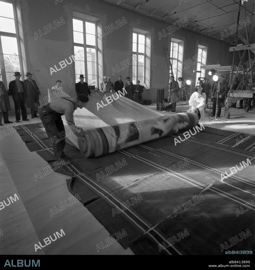 STOCKHOLM 19561015.. Staffers are seen preparing the Pablo Picasso painting "Guernica" for its exhibition at the Museum of Moderna Art in Stockholm, Sweden, October 15, 1956. Foto: Folke Hellberg / DN / TT / Kod: 23. **OUT SWEDEN OUT**.