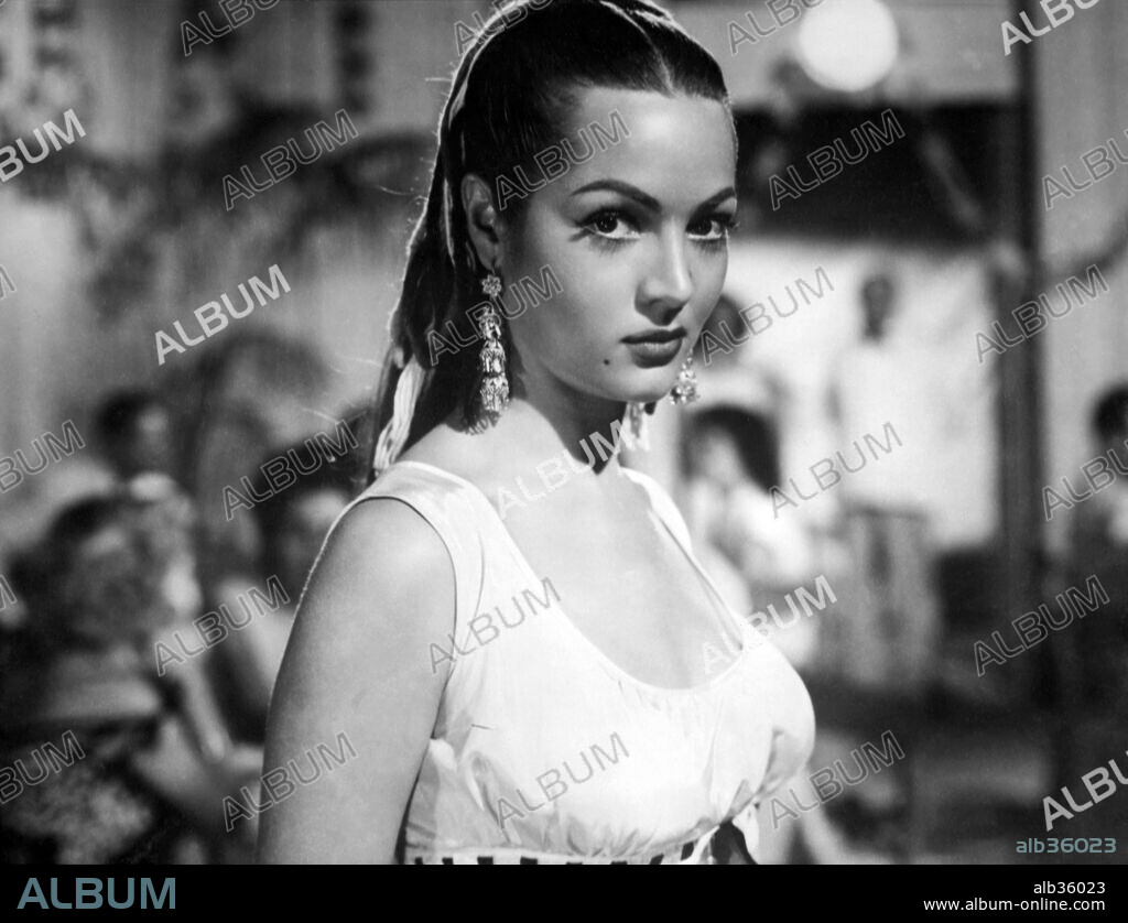 SARA MONTIEL in CUANDO SE QUIERE DE VERAS, 1955. Copyright PELIMEX.