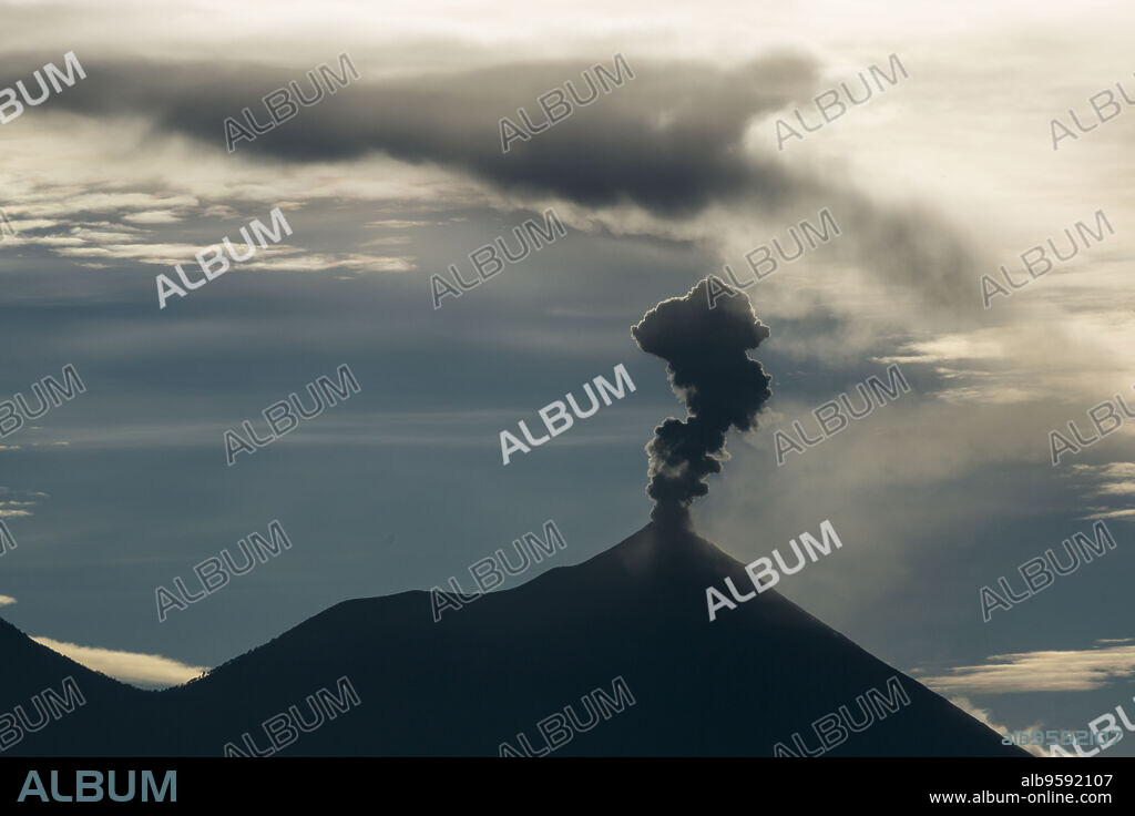 fumarola sobre el volcan Acatenango,Guatemala, Central America.