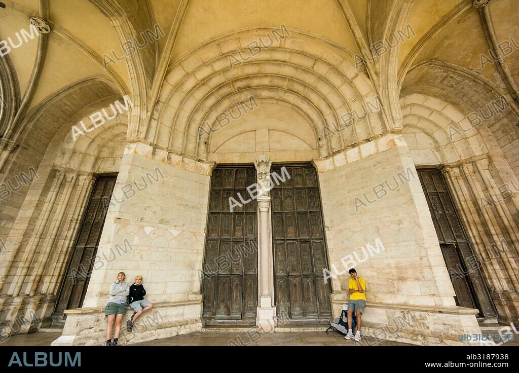 peregrinos, iglesia de San Nicolás (templo católico de origen romanico, siglo II, y transformado en los siglos XIV y XV. ,listado como monumento histórico de Francia, Beaune ,Borgoña, Francia.