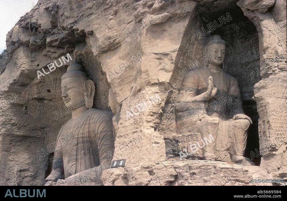 Datong (China, Shanxi Province), Yungang Grottoes. (Buddhist cave temple, built 460-494, on the southern slopes of the Wuzhou Mountains). Monumental Buddha figures. (Sculpture left, cave no. 20, height 13.70m, famous landmark of Yungang). Photo, undated.