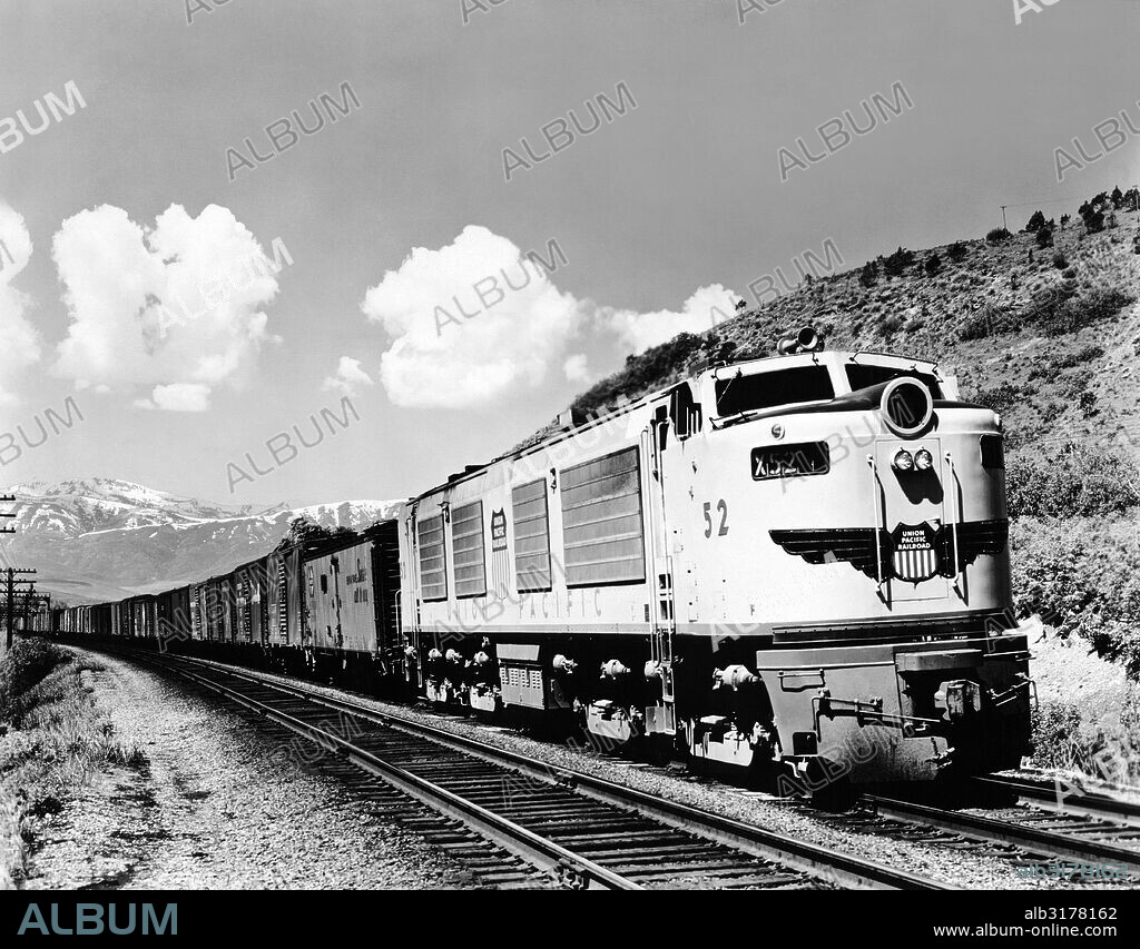 United States:   c. 1950 A Union Pacific Railroad freight train in the mountains. The engine is an oil fired gas turbine-electric locomotive.   © Underwood Archives / The Image Works.