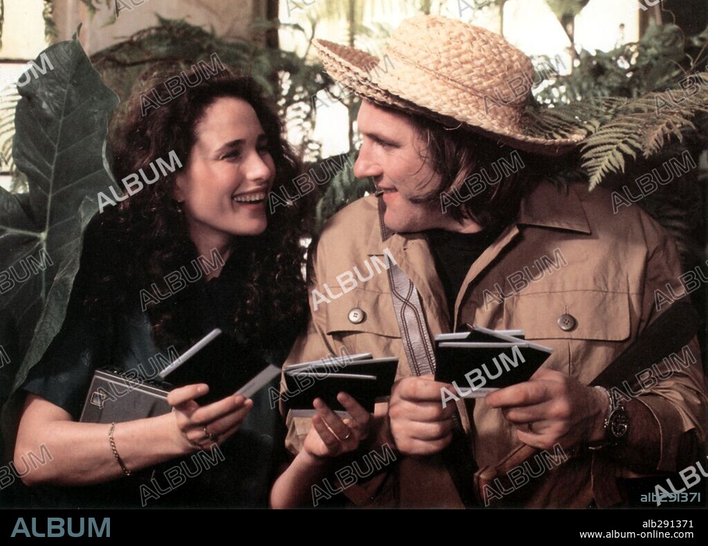 ANDIE MacDOWELL and GERARD DEPARDIEU in GREEN CARD, 1990, directed by PETER WEIR. Copyright TOUCHSTONE PICTURES.