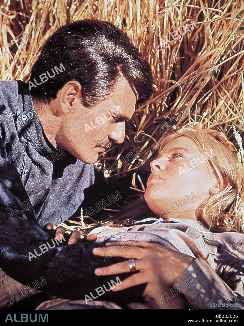 JULIE CHRISTIE and OMAR SHARIF in DOCTOR ZHIVAGO, 1965, directed by DAVID LEAN. Copyright CARLO PONTI/MGM.